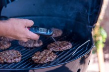 14301878_kettleman_charcoal-grill_food-lifestyle_008_2048px-1024x683